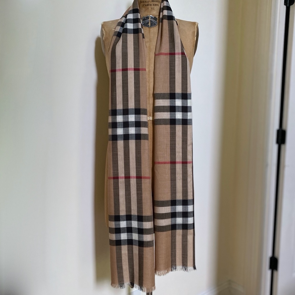 Burberry Light Weight Silk & Wool Scarf NWOT - Picture 11 of 12